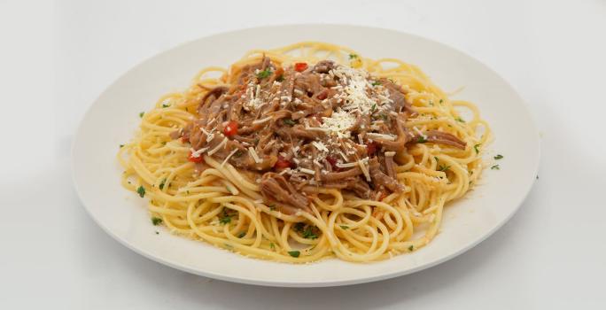 Pasta con carne desmechada