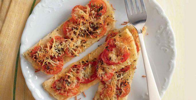 TIRAS DE AREPA GRATINADAS CON TOMATE Y ORÉGANO