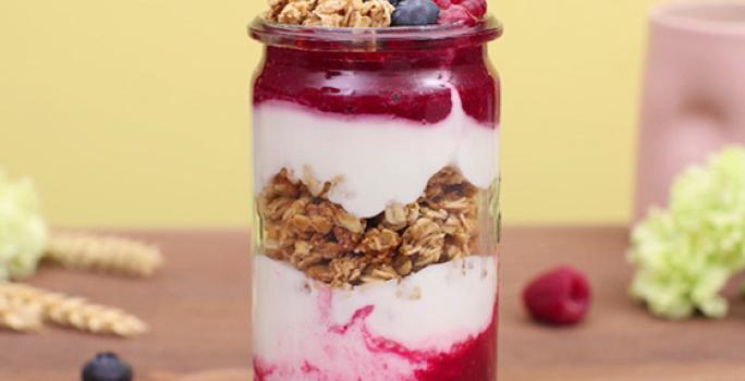 PARFAIT DE YOGURT, BATIDO DE FRUTAS Y GRANOLA