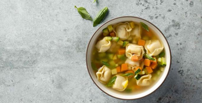 Sopa de verduras y tortellini