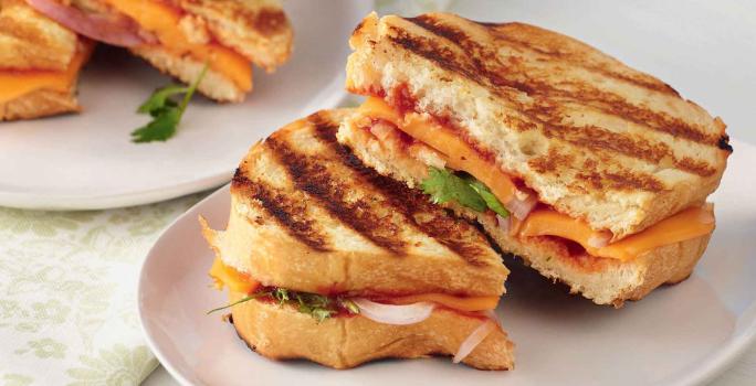 SANDWICHITOS DE QUESO CON PASTA DE TOMATES PICANTES