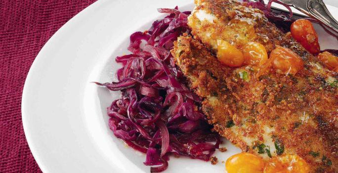 Pescado apanado con salsa de uchuva y repollo morado