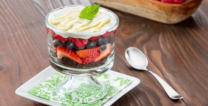 parfait con yogurt fruta y arandanos