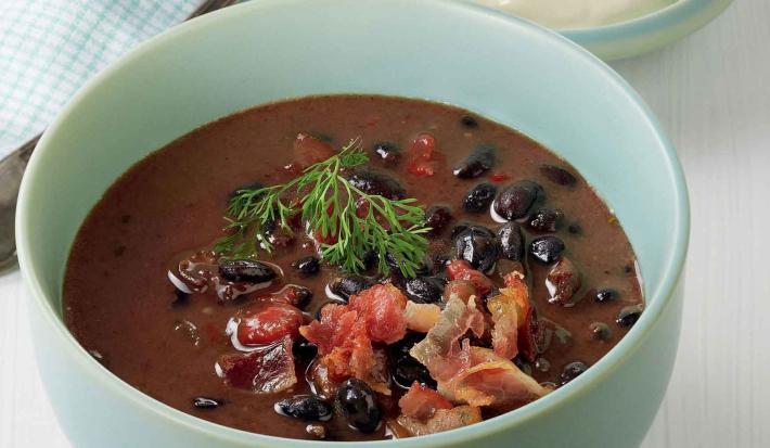 SOPA DE FRIJOL NEGRO CON TOCINETA Y CILANTRO