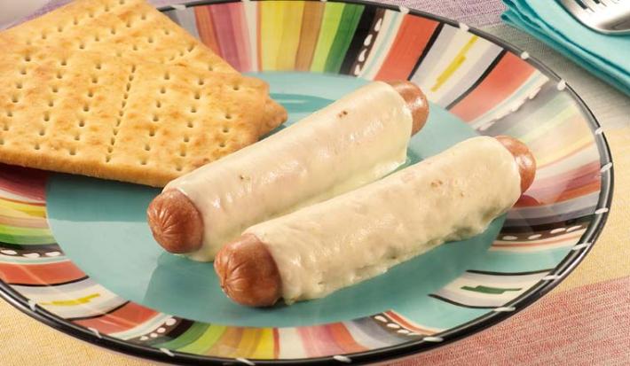SALCHICHAS RANCHERAS CON QUESO Y MIEL ACOMPAÑADAS CON MILO® CALIENTE SALCHICHAS RANCHERAS CON QUESO Y MIEL ACOMPAÑADAS CON MILO® CALIENTE