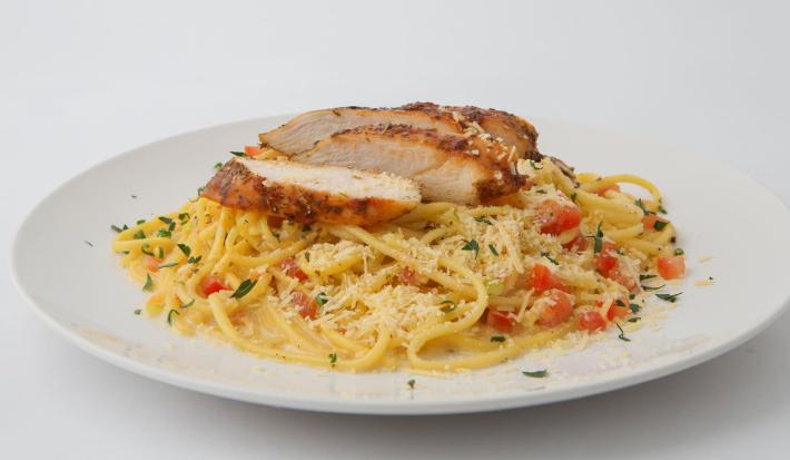 Pasta casera con trozos de pollo al sartén