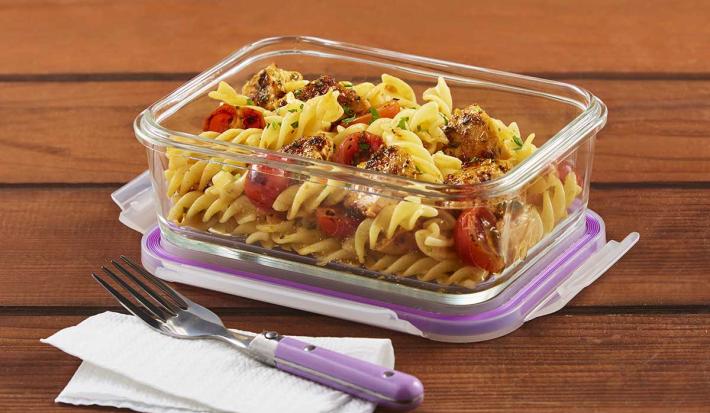 Pasta con pollo al ajo y cebolla