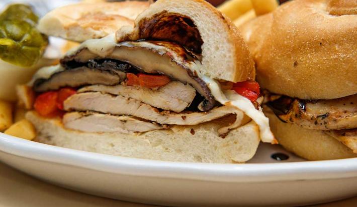 Sándwich de pollo con champiñones