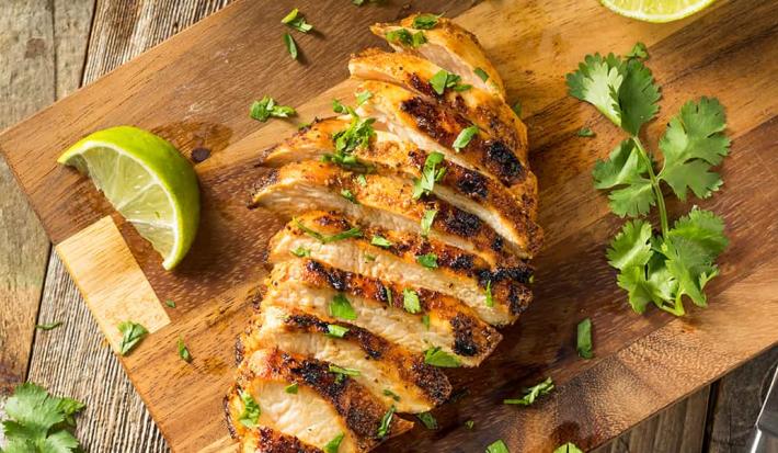 Pechuga de pollo jugosa con papa