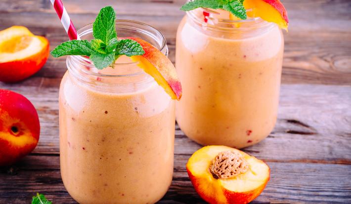 Bebida refrescante de NUTREN® Senior con durazno y agua de coco