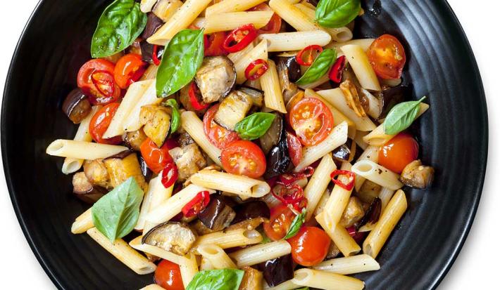 Pasta con salsa de queso y vegetales asados