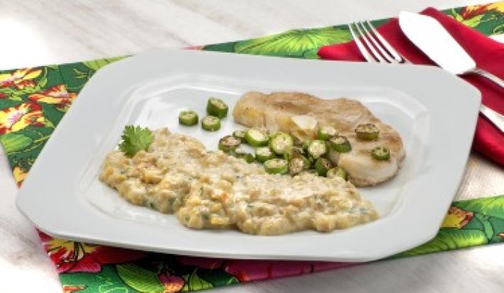Pescado asado con pure de platano