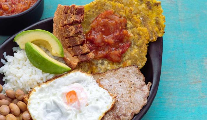 Bandeja paisa con frijoles verdes