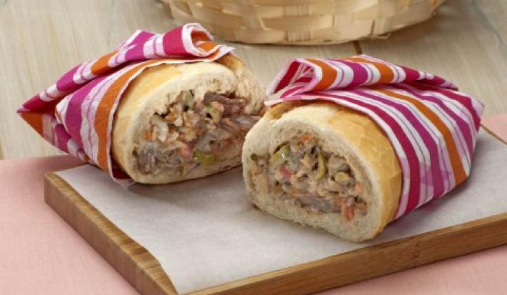 Sándwich de carne desmechada y pan francés