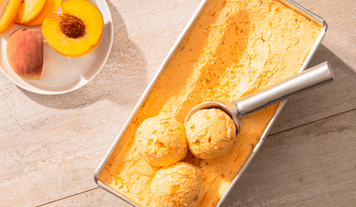 Helado de durazno con hierbabuena y ginger turmeric