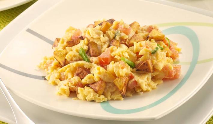 HUEVOS AL HOGAO CON CHIPS DE PLÁTANO