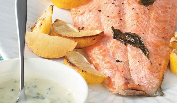 SALMÓN AL HORNO CON LIMAS, ALBAHACA Y SALSA DE PEPINO