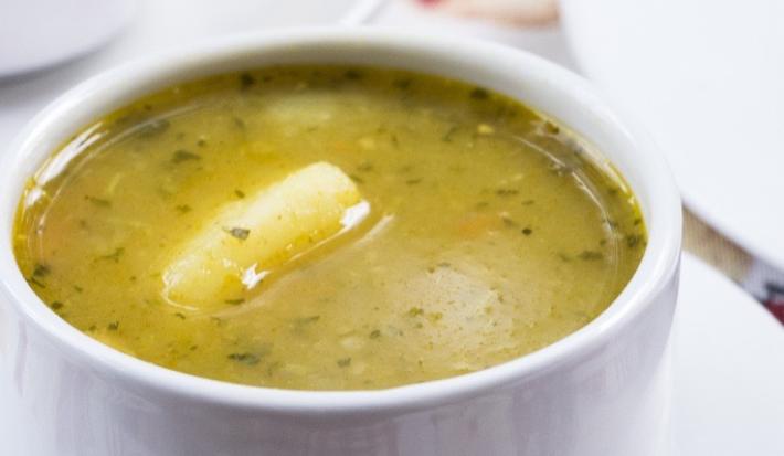 Sopa de plátano con trozos de carne y arveja