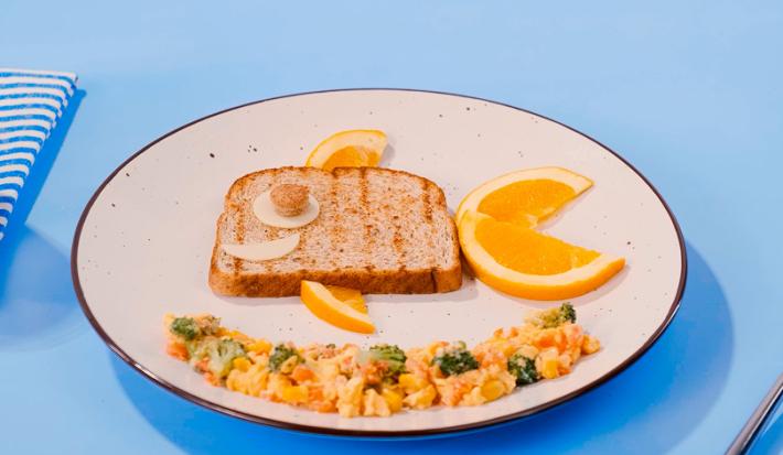 Tostadas divertidas con huevos y vegetales