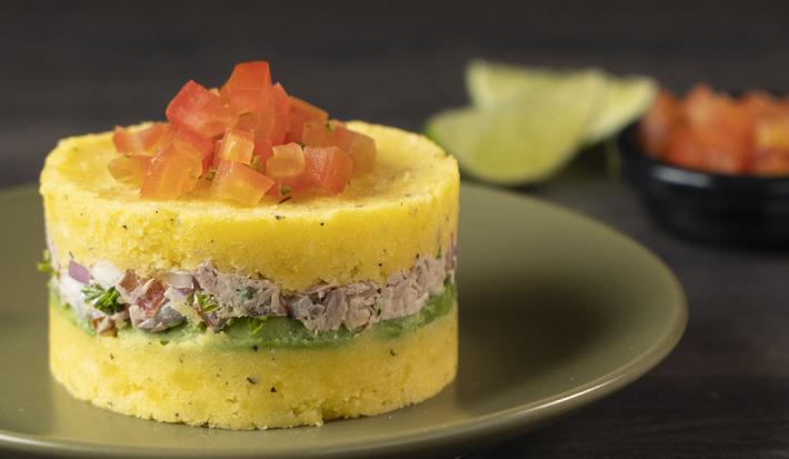 Causa limeña de atún, papa criolla, aguacate y crema