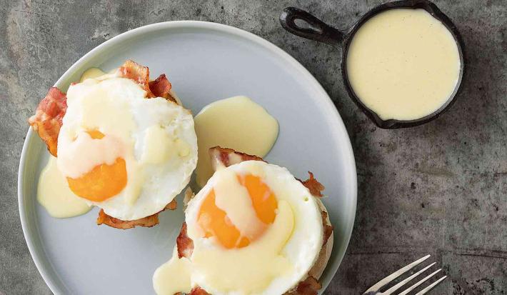 Huevos con tocineta y salsa de queso