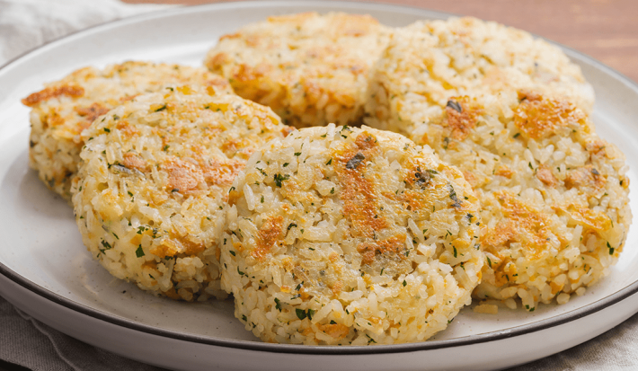 Masitas de arroz del día anterior con queso