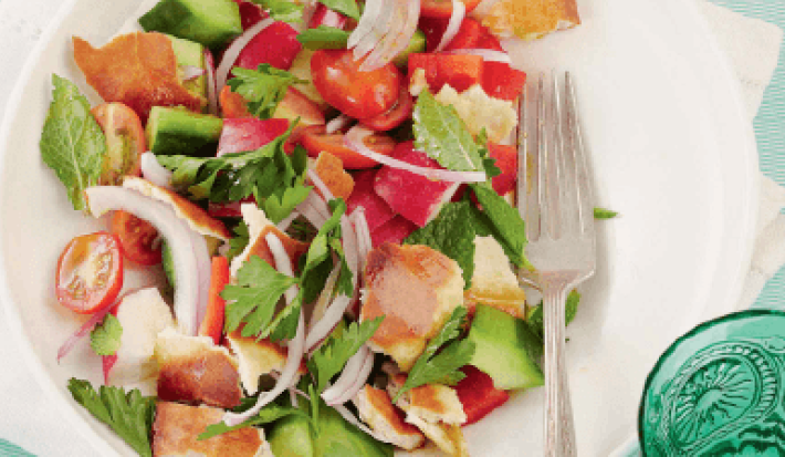 ENSALADA DE TOMATE, PEPINO, PIMENTÓN Y PAN FRITO