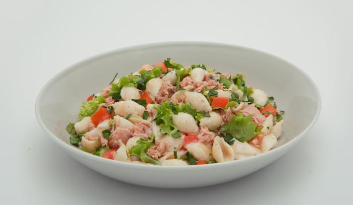 Ensalada de conchas en salsa carbonara y atún