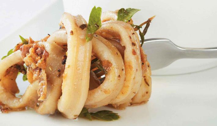 CALAMARES AL AJILLO CON HIERBAS Y VINO BLANCO