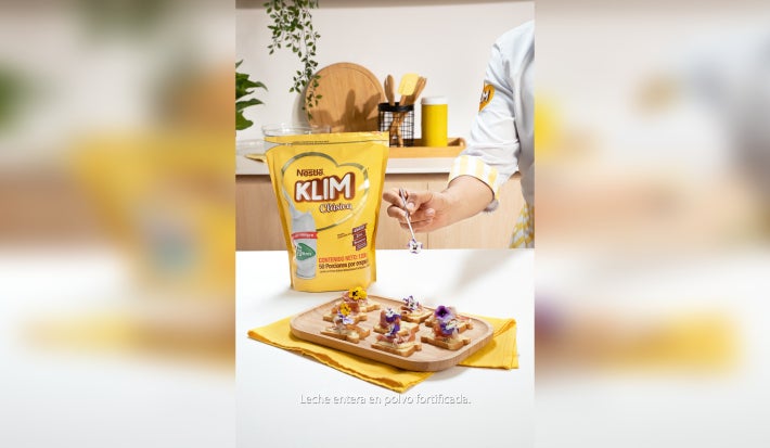 BRUSCHETTAS DE JAMÓN SERRANO Y SOUR CREAM DE LECHE KLIM®