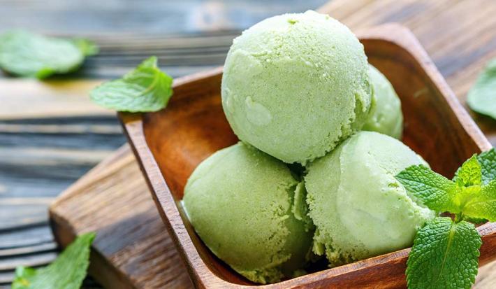 Receta fácil y rápida de helado de yerbabuena con salsa de naranja