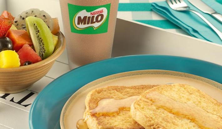 TOSTADAS FRANCESAS CON FRUTA ACOMPAÑADAS DE MILO FRIO