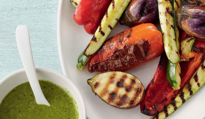 VERDURAS A LA PARRILLA CON PESTO DE RÚGULA