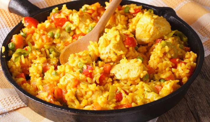 Arroz con pollo jugoso al sartén