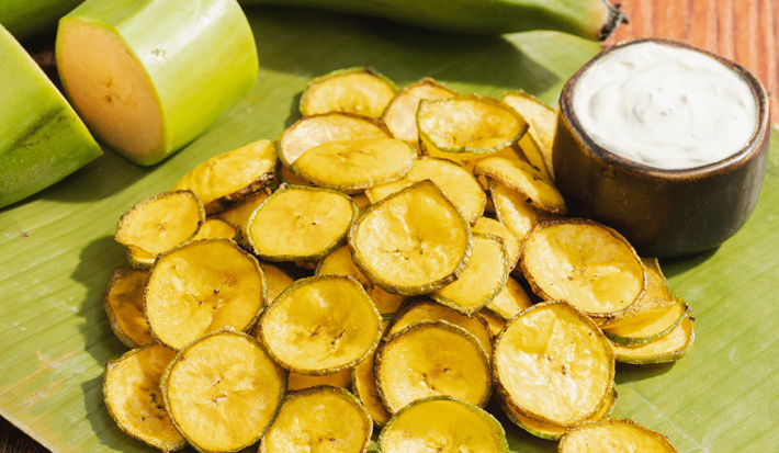 Moneditas de plátano verde con cáscara y suero