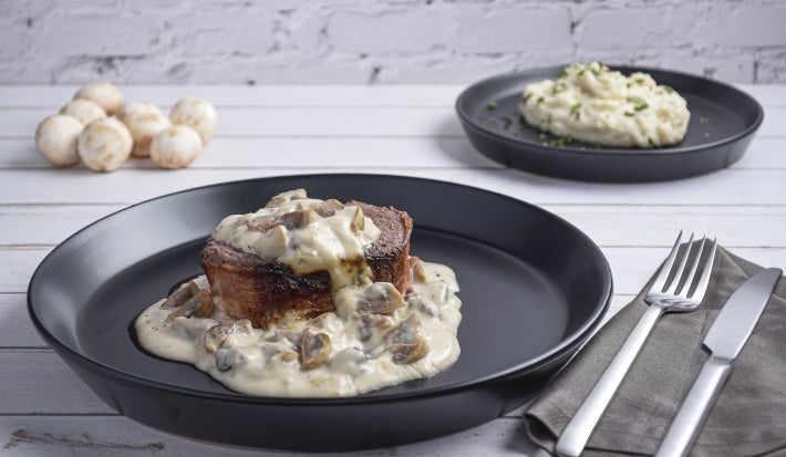 Medallones de res con tocineta y salsa de champiñones