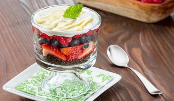 parfait con yogurt fruta y arandanos parfait con yogurt fruta y arandanos