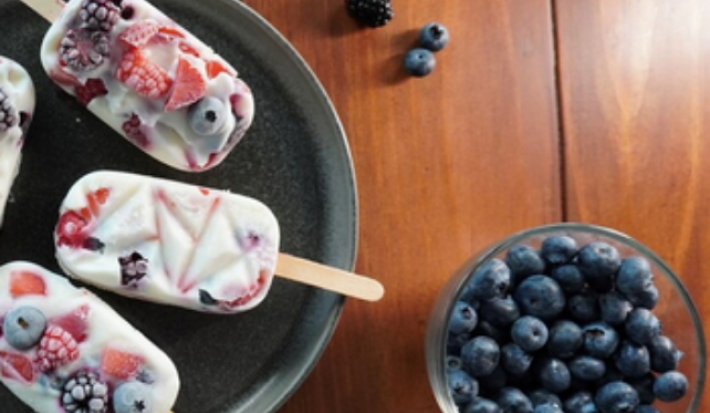 Paletas caseras de frutos rojos y vainilla con trozos de fresa, arándanos y chocolate oscuro NUTREN® Senior vainilla. 