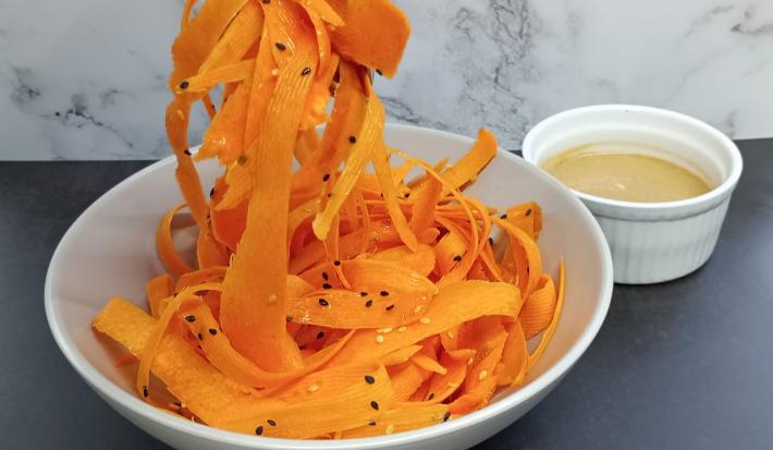 Ensalada de tiras de zanahoria con cáscara
