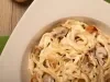 Pasta cremosa con pollo y champiñones