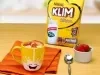 Mug de leche klim con avena y fruta