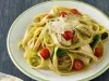 Fetuccine con Pesto Cremoso, Guisantes y Tomates