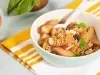 Crumble de duraznos y albahaca fresca