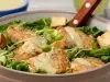 Ensalada César con jugoso al ajo cebolla y parmesano