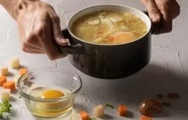 Sopa casera de verduras, fideos y huevo preparada con el toque especial de MAGGI® por lo que es reconfortante y deliciosa.