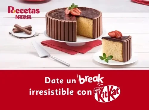 Pastel decorado con KitKat® y fresas sobre fondo rojo con logo de Recetas Nestlé®.